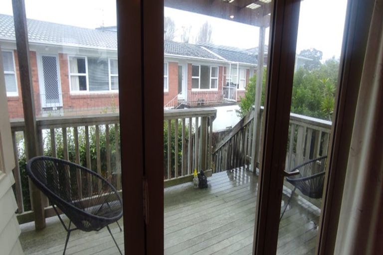 Photo of property in 1/170 East Coast Road, Forrest Hill, Auckland, 0620