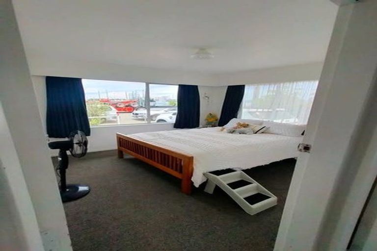 Photo of property in 16 Meeanee Quay, Westshore, Napier, 4110