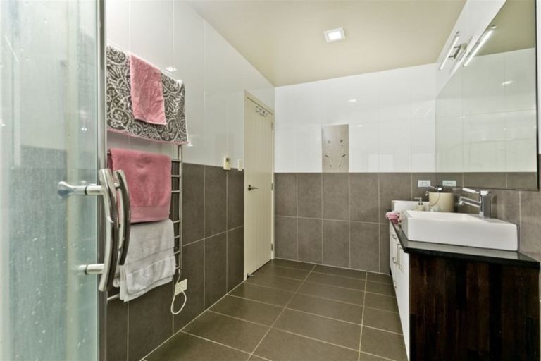 Photo of property in 1 Stow Place, Henderson, Auckland, 0612