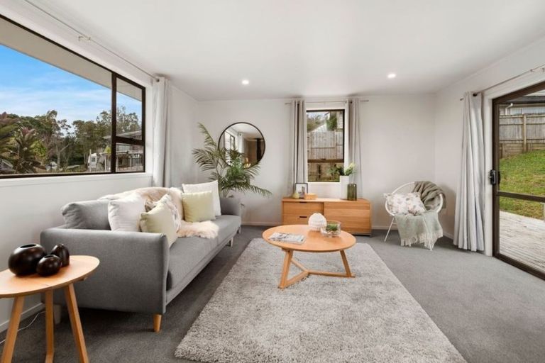 Photo of property in 15 Woodhouse Place, West Harbour, Auckland, 0618