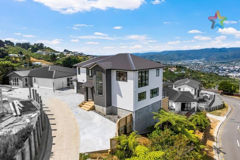 Photo of property in 8 Poto Road, Normandale, Lower Hutt, 5010