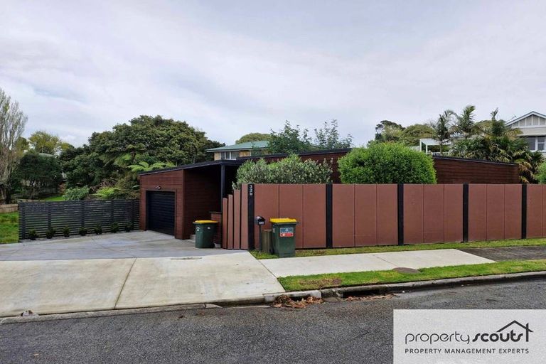 Photo of property in 32b Waiwaka Terrace, Strandon, New Plymouth, 4312