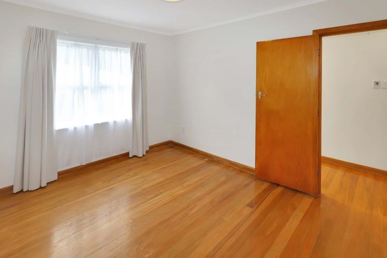 Photo of property in 16 Redwood Avenue, Tawa, Wellington, 5028