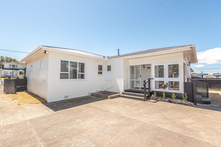 Photo of property in 27 Hood Street, Castlecliff, Whanganui, 4501