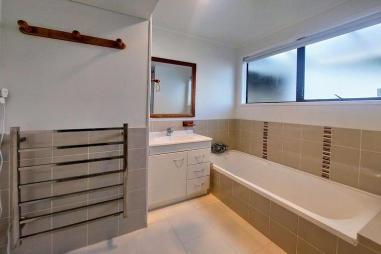 Photo of property in 36 Ellesmere Crescent, Pakuranga Heights, Auckland, 2010