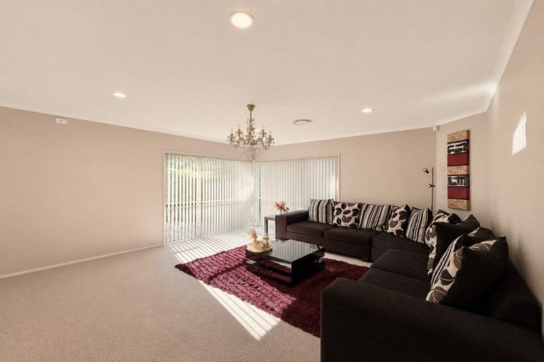 Photo of property in 28 Piper Place, Goodwood Heights, Auckland, 2105