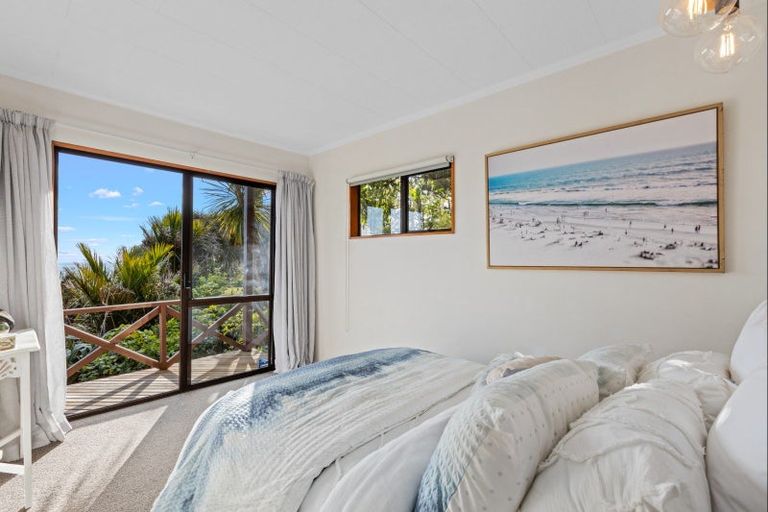 Photo of property in 22 Pendrell Road, Piha, New Lynn, 0772