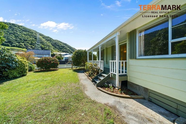 Photo of property in 54 Hartford Crescent, Totara Park, Upper Hutt, 5018