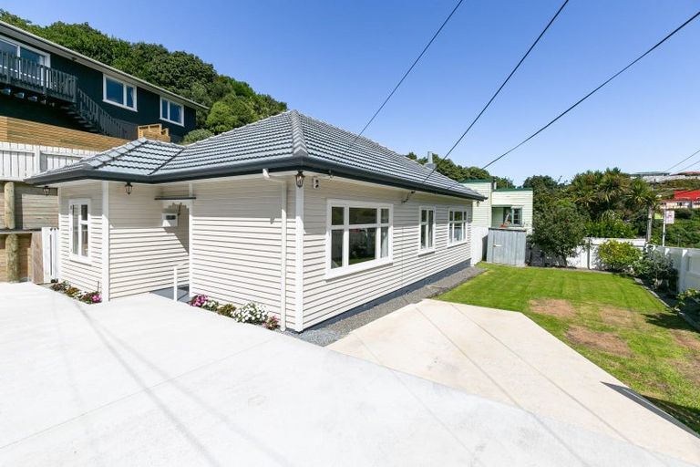 Photo of property in 121 Severn Street, Island Bay, Wellington, 6023