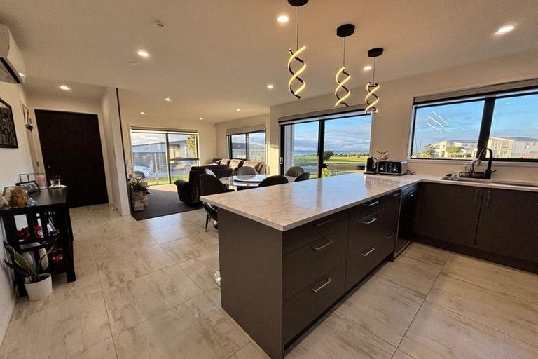 Photo of property in 5 Poutawa Lane, Clarks Beach, 2122