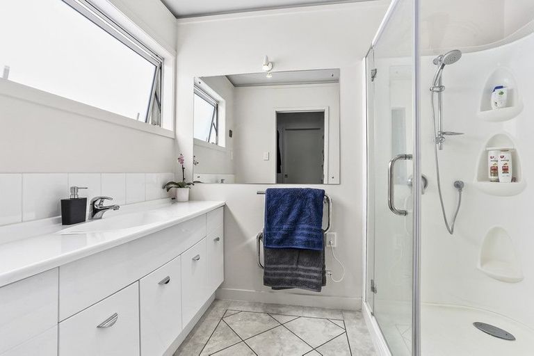 Photo of property in 10 Knightsbridge Drive, Forrest Hill, Auckland, 0620