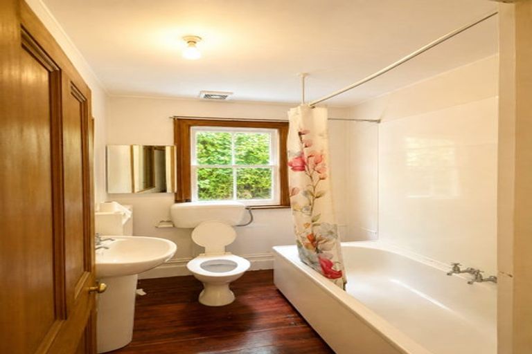Photo of property in 143 Wadestown Road, Wadestown, Wellington, 6012