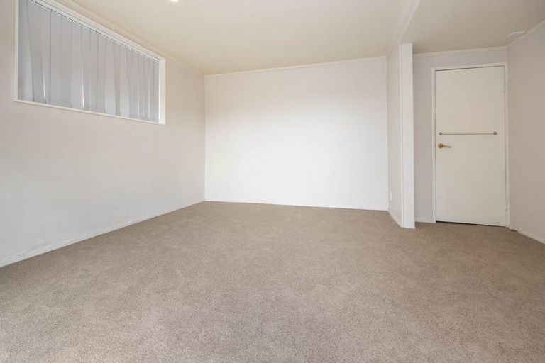 Photo of property in 2 Chelsea View Drive, Chatswood, Auckland, 0626