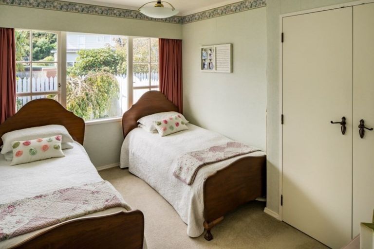 Photo of property in 4 Cassley Crescent, Papakowhai, Porirua, 5024