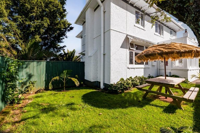 Photo of property in 6 Ridge Lane, New Plymouth, 4310