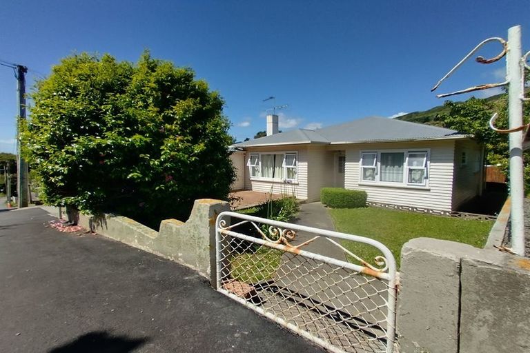 Photo of property in 4 Bell Street, Tawa, Wellington, 5028