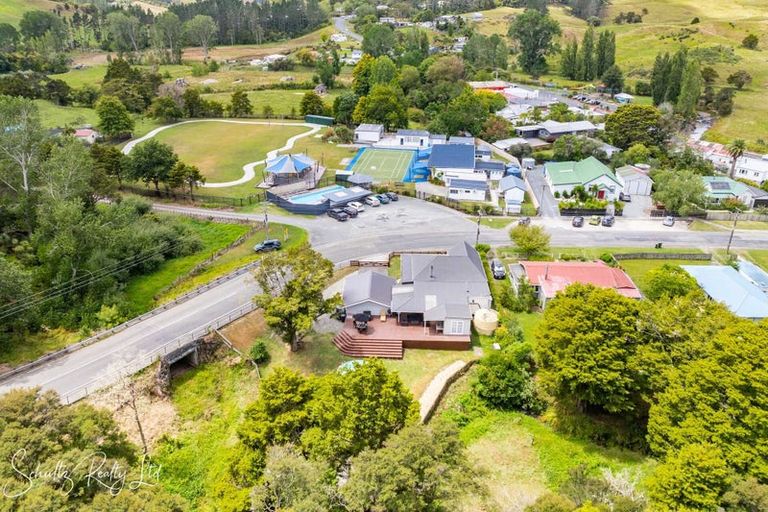 Photo of property in 17 Franklin Road, Paparoa, 0571