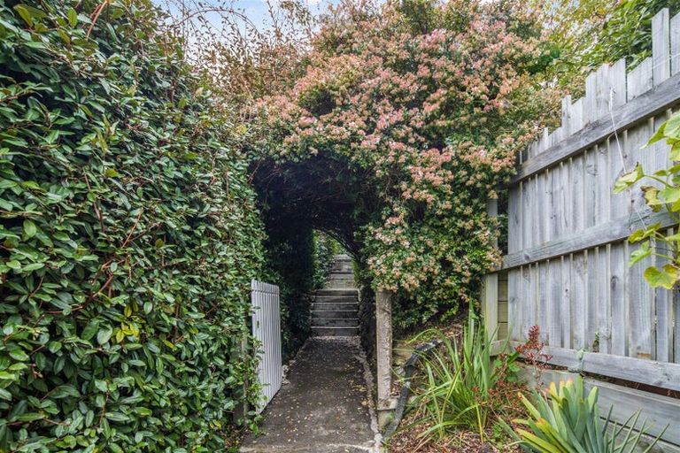 Photo of property in 122 Totara Road, Miramar, Wellington, 6022