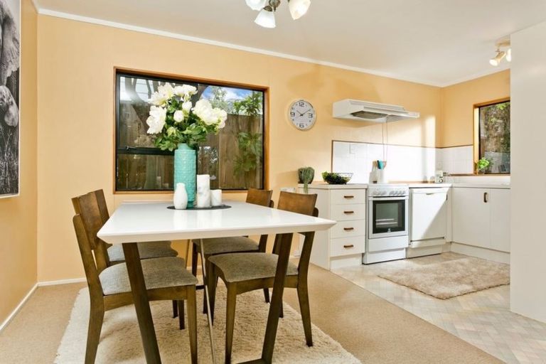 Photo of property in 2/21 Greenvalley Rise, Glenfield, Auckland, 0629