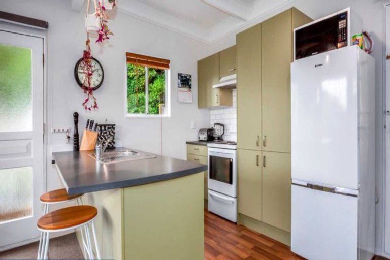 Photo of property in 2 Kenef Road, Paremata, Porirua, 5024