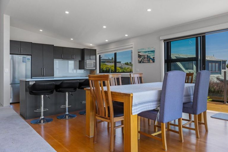 Photo of property in 11 Dudley Crescent, Cable Bay, 0420