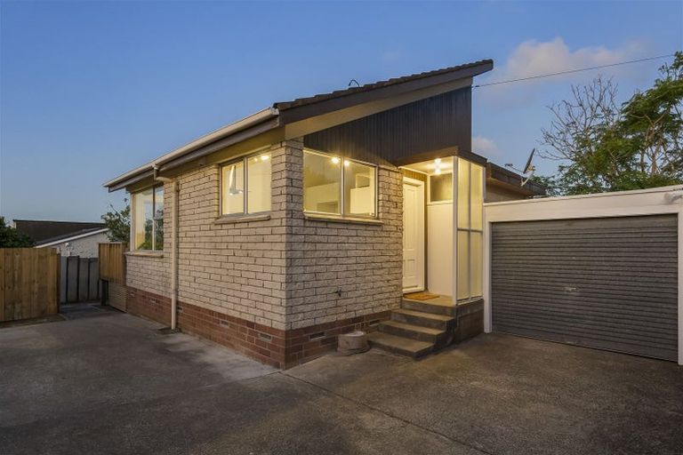 Photo of property in 2/307 Wairau Road, Totara Vale, Auckland, 0627