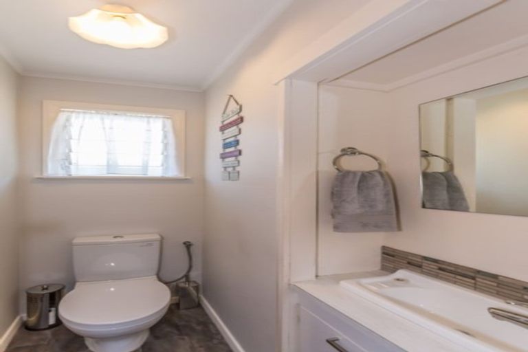 Photo of property in 32 Highbury Drive, Levin, 5510