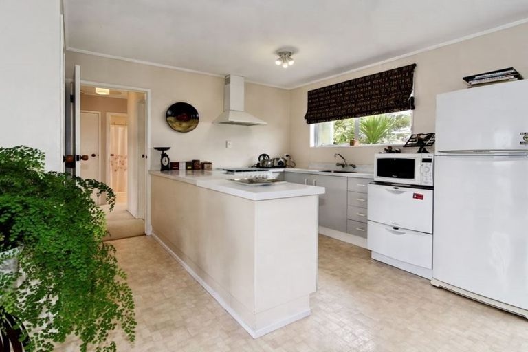 Photo of property in 37 Hassan Drive, Massey, Auckland, 0614