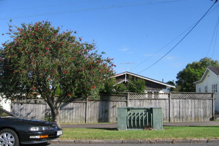 Photo of property in 1/5 Akehurst Avenue, New Lynn, Auckland, 0600