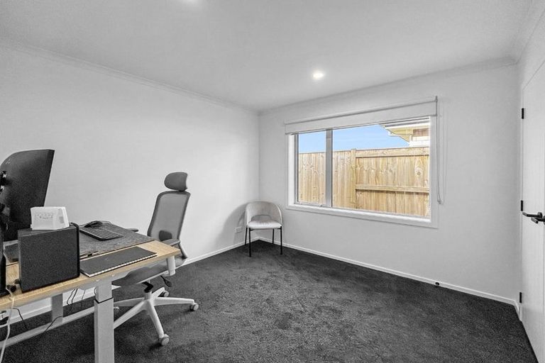 Photo of property in 74 Atlantic Drive, Fitzherbert, Palmerston North, 4410
