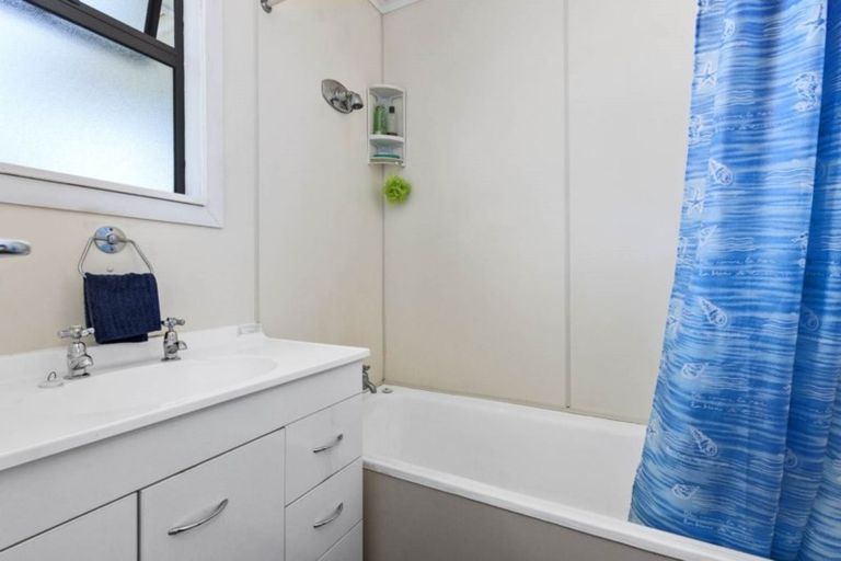 Photo of property in 24 School Road, Te Atatu South, Auckland, 0610