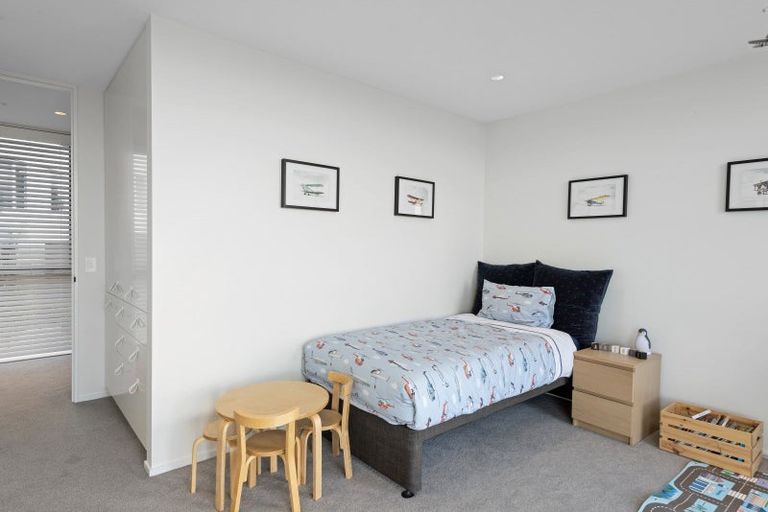 Photo of property in 32 Mount Pleasant Road, Mount Pleasant, Christchurch, 8081