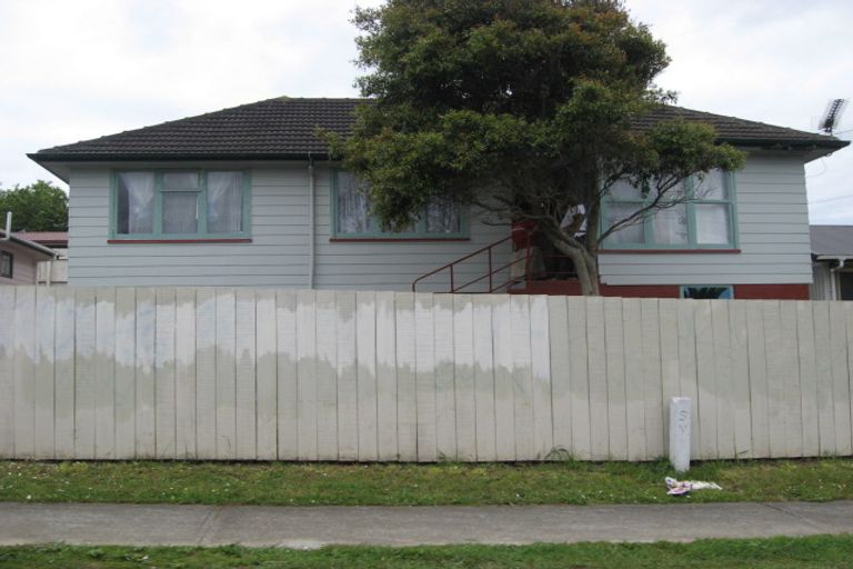 Photo of property in 1 Farnborough Crescent, Mangere, Auckland, 2022