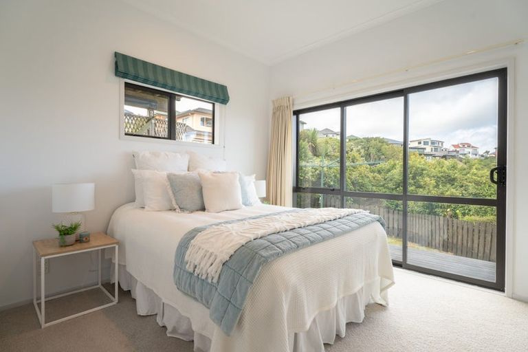 Photo of property in 7 Forbes Lane, Newlands, Wellington, 6037