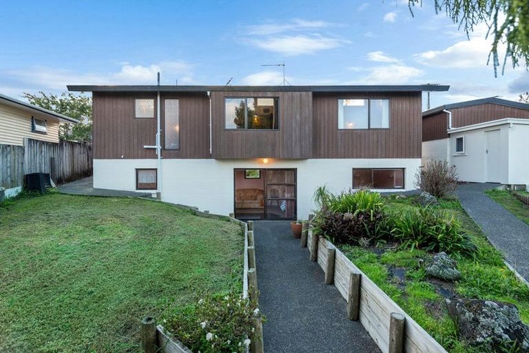 Photo of property in 16 Spencer Road, Pinehill, Auckland, 0632