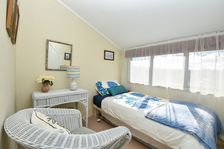 Photo of property in 8 Daffodil Grove, Carterton, 5713