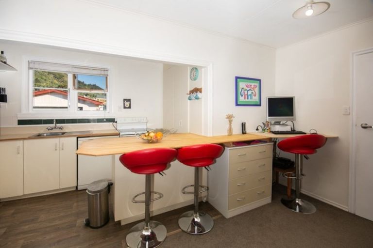 Photo of property in 27 Oxford Street, Picton, 7220