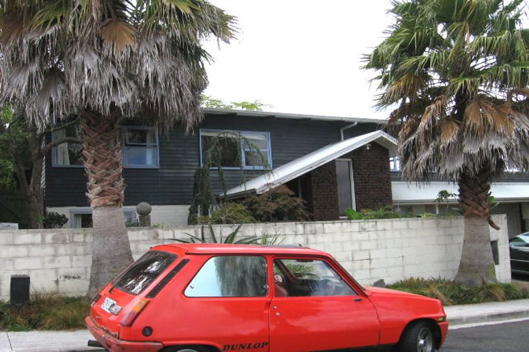 Photo of property in 1 Tizard Road, Birkenhead, Auckland, 0626