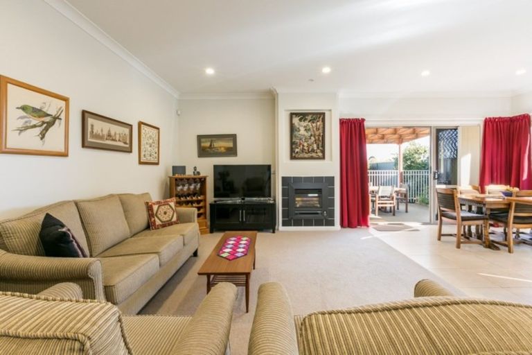 Photo of property in 20 Heynes Place, Clive, 4102