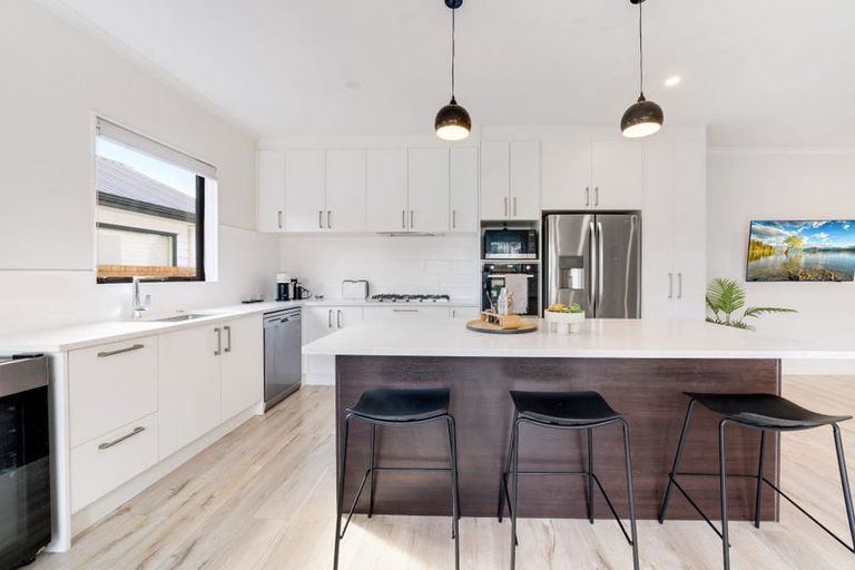 Photo of property in 102 Twin Parks Rise, Papakura, 2110