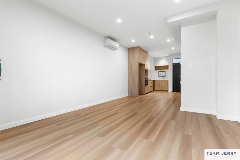 Photo of property in 27 Kuaha Road, Massey, Auckland, 0614