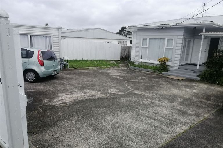 Photo of property in 3 Pleasant Road, Glen Eden, Auckland, 0602
