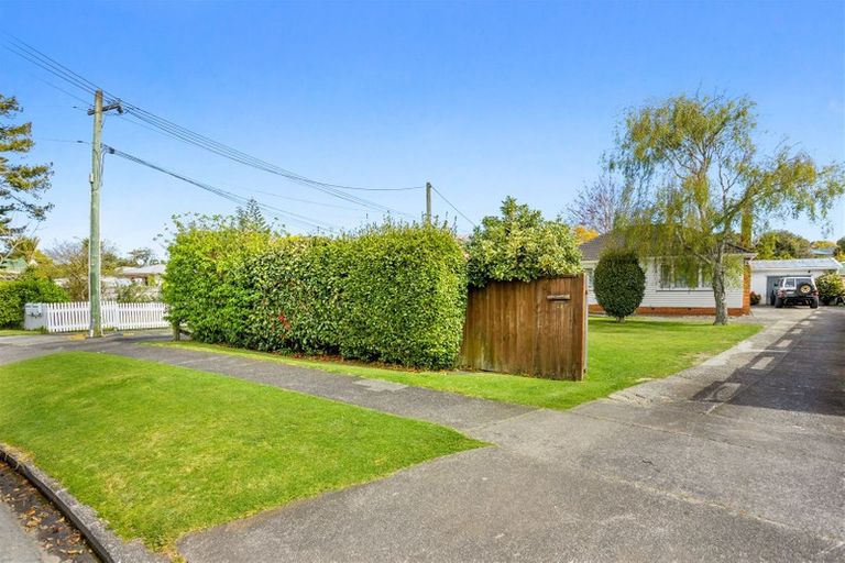 Photo of property in 52 Yeovil Road, Te Atatu Peninsula, Auckland, 0610