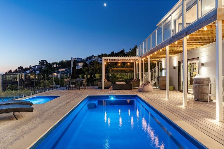 Photo of property in 5 Poaka Place, Beach Haven, Auckland, 0626