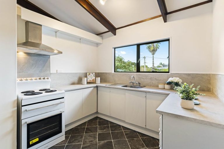 Photo of property in 1/729 Swanson Road, Swanson, Auckland, 0612