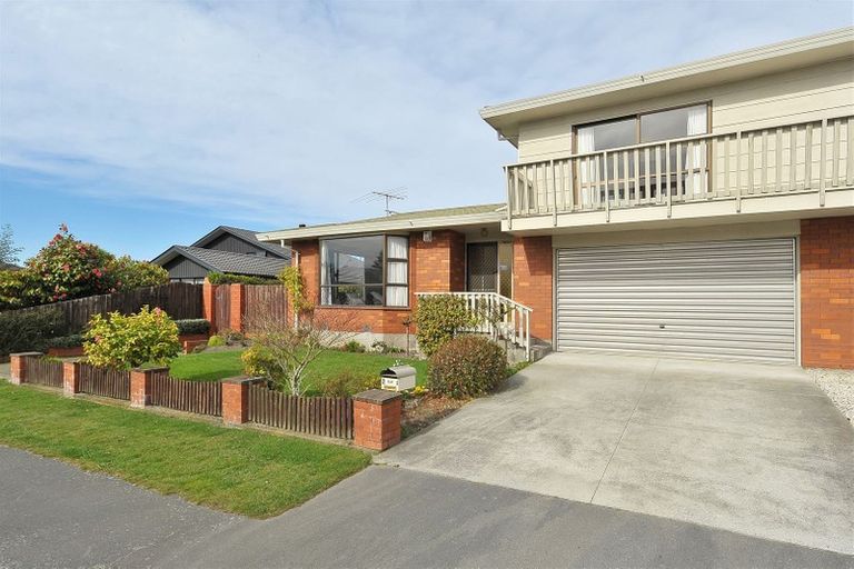 Photo of property in 2/2 Kingham Place, Avonhead, Christchurch, 8042