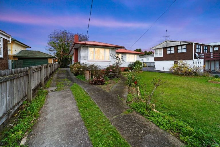 Photo of property in 17 Kuaka Place, New Lynn, Auckland, 0600
