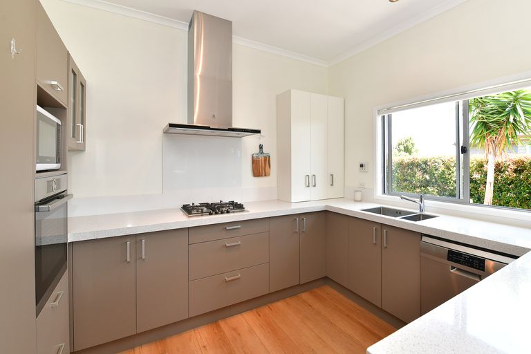 Photo of property in 10 Seamount Drive, Red Beach, 0932