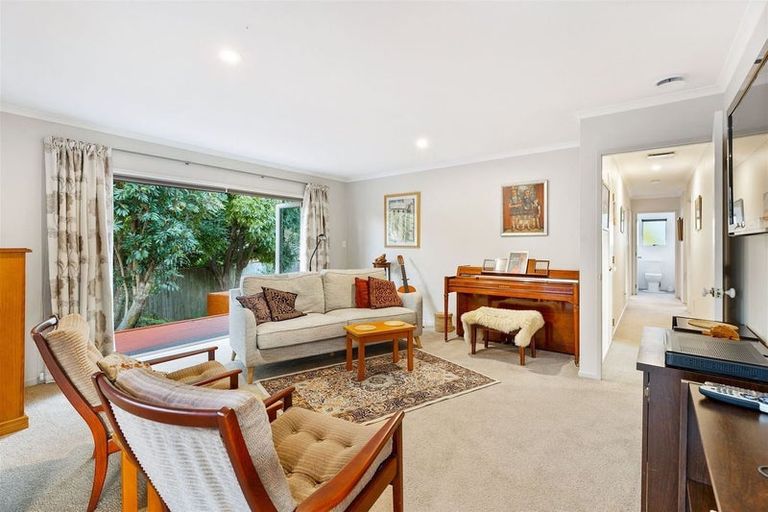 Photo of property in 13 Bridgehead Cove, West Harbour, Auckland, 0618