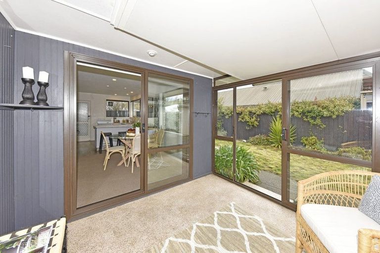 Photo of property in 2/23 Broadfell Avenue, Avonhead, Christchurch, 8042